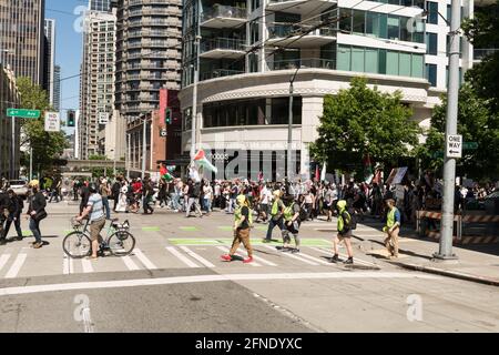 Seattle, États-Unis. 16 mai 2021. En milieu de journée, une manifestation de Palestine libre a éclaté dans le centre-ville de la 4e Avenue après les combats à Gaza. Crédit : James Anderson/Alay Live News Banque D'Images