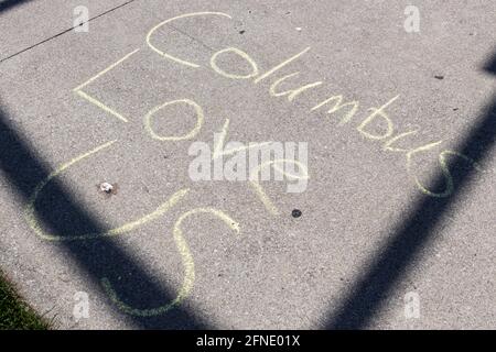 Columbus, États-Unis. 16 mai 2021. Les écrits de Chalk demandent à la ville de Columbus d'aimer les minorités.de nombreux types de personnes sont venus dans « solidarité: Ohio Unis contre la haine » pour s'associer avec les minorités sous-représentées en Ohio, y compris les communautés AAPI (les Américains asiatiques et les insulaires du Pacifique), les communautés noires et la communauté LGBTQ. Crédit : SOPA Images Limited/Alamy Live News Banque D'Images