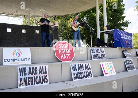 Columbus, États-Unis. 16 mai 2021. Des musiciens se produisent lors d’un événement de solidarité à Columbus. De nombreux types de personnes sont venues dans “Solidarity: Ohio United Against Hate” pour s’associer avec des minorités sous-représentées en Ohio, y compris les communautés AAPI (Asian Americans and Pacific Islanders), les communautés noires et la communauté LGBTQ. Crédit : SOPA Images Limited/Alamy Live News Banque D'Images