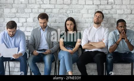 Les candidats fatigués attendent un entretien bien trop longtemps Banque D'Images