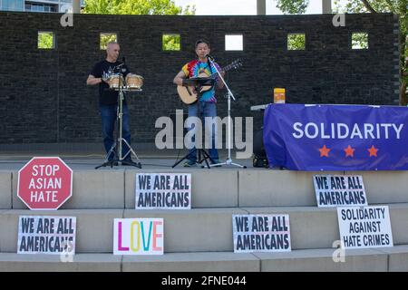 Columbus, États-Unis. 16 mai 2021. Des musiciens se produisent lors d’un événement de solidarité à Columbus. De nombreux types de personnes sont venues dans “Solidarity: Ohio United Against Hate” pour s’associer avec des minorités sous-représentées en Ohio, y compris les communautés AAPI (Asian Americans and Pacific Islanders), les communautés noires et la communauté LGBTQ. Crédit : SOPA Images Limited/Alamy Live News Banque D'Images