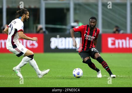 MILAN, ITALIE - MAI 16: Leonardo Pavoletti de Cagliari Calcio et Fikayo Tomori de l'AC Milan pendant la série UN match entre AC Milan et Cagliari Calcio au Stadio Giuseppe Meazza le 16 mai 2021 à Milan, Italie (photo de Ciro Santangelo/Orange Pictures) Banque D'Images