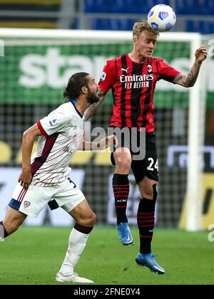 MILAN, ITALIE - MAI 16: Leonardo Pavoletti de Cagliari Calcio et Simon Kjaer d'AC Milan pendant la série UN match entre AC Milan et Cagliari Calcio au Stadio Giuseppe Meazza le 16 mai 2021 à Milan, Italie (photo de Ciro Santangelo/Orange Pictures) Banque D'Images