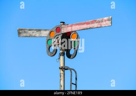 antique rétro vieux rouille chemin de fer voies léger signal avec lentille rouge orange et verte Banque D'Images