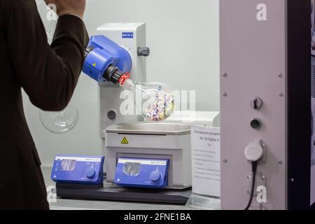 Moscou, Russie - 14 avril 2021 : évaporateur rotatif de laboratoire, ballon chimique rotatif pour évaporer le solvant du liquide jaune à l'usine de pharmacie ou Banque D'Images