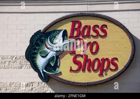 Un logo Bass Pro Shops sur le côté d'un magasin à Utica, NY USA Banque D'Images