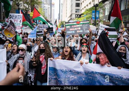 Chicago, États-Unis. 16 mai 2021. Des milliers de mars dans le centre-ville de Chicago, Illinois, en soutien de la Palestine, le 16 mai 2021. (Photo de Max Herman/Sipa USA) crédit: SIPA USA/Alay Live News Banque D'Images