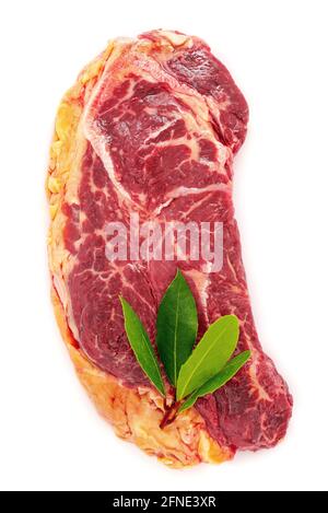 Le steak de longe en bande crue s'isole sur fond blanc. Plat de steak de bœuf frais brut isolé sur fond blanc vue de dessus. Banque D'Images
