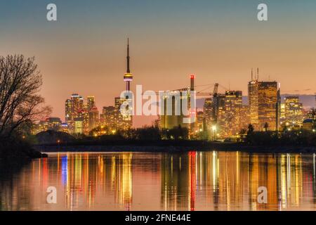 Belle vue sur le front de mer de Toronto avec des bâtiments historiques comme le CN Tour au centre-ville et centrale Hearn dans les terres de Port dans l'heure d'or à Banque D'Images