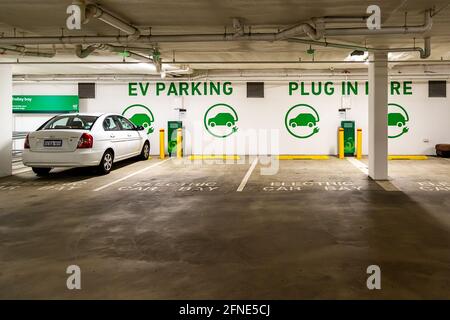 Station de charge et de stationnement de véhicule électrique dans le parking sous-sol à magasins Banque D'Images