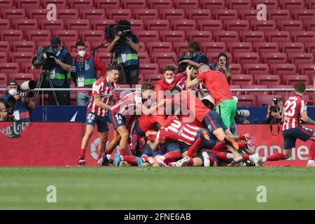 Madrid, Espagne. 16 mai 2021. Les joueurs d'Atletico célèbrent le but lors d'un match de football de la ligue espagnole entre Atletico de Madrid et CA Osasuna à Madrid, Espagne, le 16 mai 2021. Crédit: Juan Carlos Rojas/Xinhua/Alamy Live News Banque D'Images