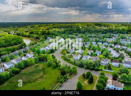 Vue aérienne sur les toits de la près d'une rivière maisons de ville L'est du Brunswick dans le paysage urbain d'un petit sommeil Région New Jersey Banque D'Images