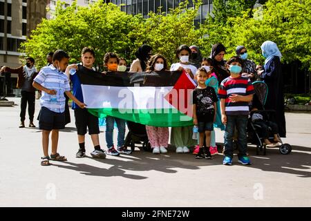 Reno, États-Unis. 16 mai 2021. Les enfants ont un drapeau palestinien pendant la manifestation. Les manifestants pro-palestiniens se sont rassemblés pour un rassemblement sur la place de la ville pour partager leur soutien à la Palestine et leur colère face à ce qu'ils considèrent comme une agression israélienne. Les intervenants de l'événement ont exprimé leur désir pour les États-Unis de cesser d'envoyer l'aide militaire Israël. Crédit : SOPA Images Limited/Alamy Live News Banque D'Images