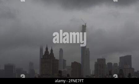 Ciel d'automne orageux au-dessus de Manhattan, avec des nuages au-dessus des gratte-ciel Banque D'Images