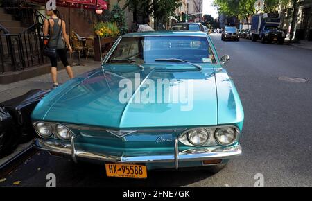 Un Chevrolet Corvair bleu ciel stationné dans une rue de Manhattan Banque D'Images