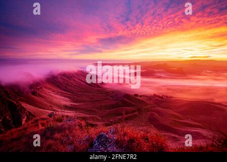 Vue colorée sur le lever du soleil depuis te Mata Peak, Hawke's Bay, Nouvelle-Zélande Banque D'Images