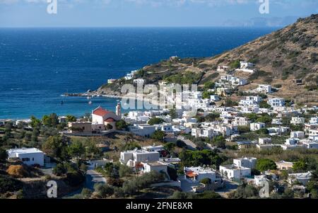 Vue sur le village et la baie de Kini avec l'église Ekklisia Panagia, Kini, Syros, Cyclades, Grèce Banque D'Images