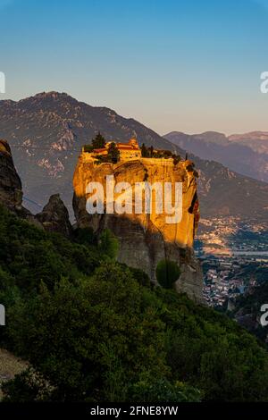 Monastère d'Agia Triada au lever du soleil, monastère de Meteora, Thessalie, Grèce Banque D'Images