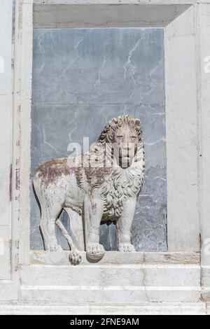 Lion vénitien, relief sur la façade de la Scuola Grande di San Marco, Venise, Vénétie, Italie Banque D'Images