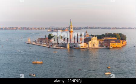 Île Isola di San Giorgio Maggiore avec église San Giorgio Maggiore, vue du Campanile di San Marco sur Venise, Venise, Vénétie Banque D'Images