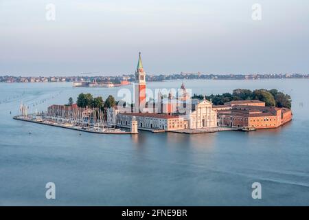 Île Isola di San Giorgio Maggiore avec église San Giorgio Maggiore, vue du Campanile di San Marco sur Venise, Venise, Vénétie Banque D'Images