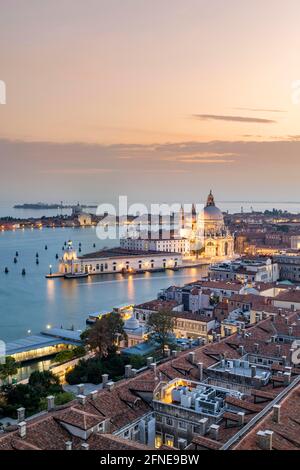 Ambiance nocturne, Basilique de Santa Maria della Salute, vue depuis le Campanile de San Marco, vue sur la ville de Venise, Vénétie, Italie Banque D'Images