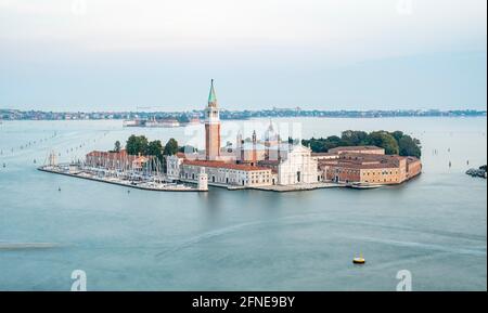 Île Isola di San Giorgio Maggiore avec église San Giorgio Maggiore, vue du Campanile di San Marco sur Venise, Venise, Vénétie Banque D'Images