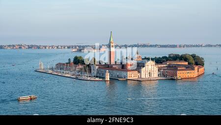 Île Isola di San Giorgio Maggiore avec église San Giorgio Maggiore, vue du Campanile di San Marco sur Venise, Venise, Vénétie Banque D'Images