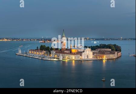 Ambiance nocturne, île Isola di San Giorgio Maggiore avec église San Giorgio Maggiore, vue depuis le Campanile de San Marco sur Venise Banque D'Images