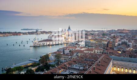 Ambiance nocturne, Basilique de Santa Maria della Salute, vue depuis le Campanile de San Marco, vue sur la ville de Venise, Vénétie, Italie Banque D'Images