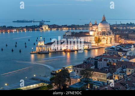 Ambiance nocturne, Basilique de Santa Maria della Salute, vue depuis le Campanile de San Marco, vue sur la ville de Venise, Vénétie, Italie Banque D'Images