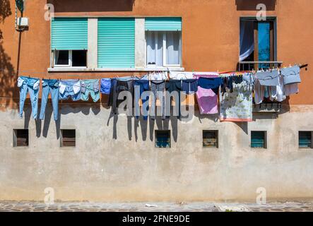 Linge séchant sur une corde à linge, maisons colorées, façade colorée, île de Burano, Venise, Vénétie, Italie Banque D'Images