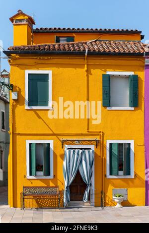 Maisons colorées, façade colorée, île de Burano, Venise, Vénétie, Italie Banque D'Images