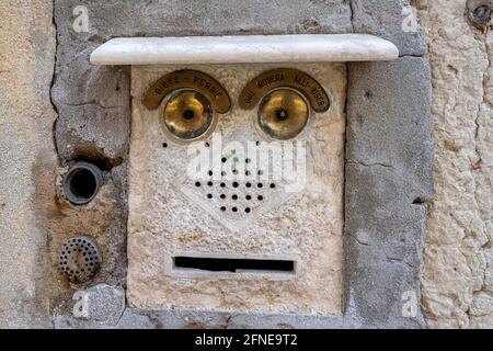 Sonnette sur un mur de maison, Venise, Vénétie, Italie Banque D'Images