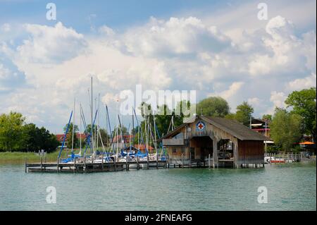 Chiemsee, Chieming Boathouse, juillet, Chiemgau, Bavière, Allemagne Banque D'Images