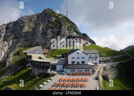 Wendelstein (1838 m), sommet et Wendelsteinhaus, massif de Wendelstein, juillet, Mangfall Mountains, Pré-Alpes bavaroises, Bavière, Allemagne Banque D'Images