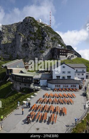 Wendelstein (1838 m), sommet et Wendelsteinhaus, massif de Wendelstein, juillet, Mangfall Mountains, Pré-Alpes bavaroises, Bavière, Allemagne Banque D'Images