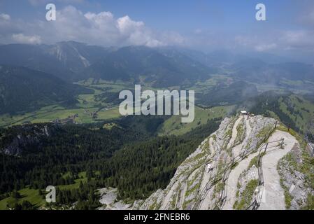 Wendelstein (1838 m), chemin du sommet, massif de Wendelstein, juillet, montagnes de la Mangfall, pré-Alpes bavaroises, Bavière, Allemagne Banque D'Images