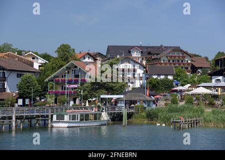 Vue de Gstadt depuis le bateau, juillet, Chiemsee, Chiemgau, Bavière, Allemagne Banque D'Images