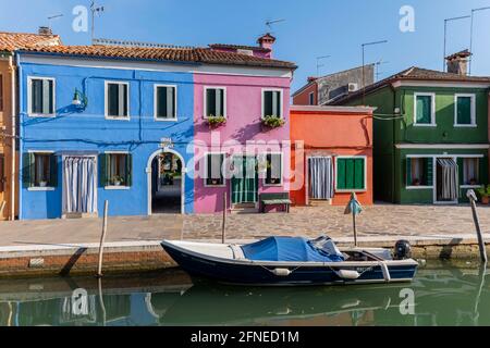 Canal avec bateaux, maisons colorées, façades colorées, île de Burano, Venise, Vénétie, Italie Banque D'Images