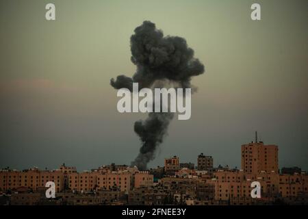 Bande de Gaza, Palestine. 16 mai 2021. Une frappe aérienne israélienne frappe des maisons résidentielles dans la ville de Beit Lahia, dans le nord de la bande de Gaza, le 16 mai 2021. Les raids aériens israéliens dans la ville de Gaza aplatissent trois bâtiments et tuent au moins 42 personnes dimanche. Photo de Ramez Habboub/ABACAPRESS.COM crédit: Abaca Press/Alay Live News Banque D'Images