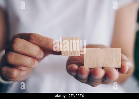 Cube en bois vierge que vous pouvez placer du texte ou une icône en stock, maintenez l'arrière-plan enfoncé Banque D'Images