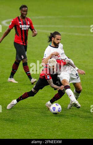 Milan, Italie. 16 mai 2021. Samuel Castillejo (AC Milan) et Leonardo Pavoletti (Cagliari Calcio) contraste entre AC Milan et Cagliari Calcio, football italien série A match à Milan, Italie, mai 16 2021 crédit: Agence de photo indépendante/Alay Live News Banque D'Images