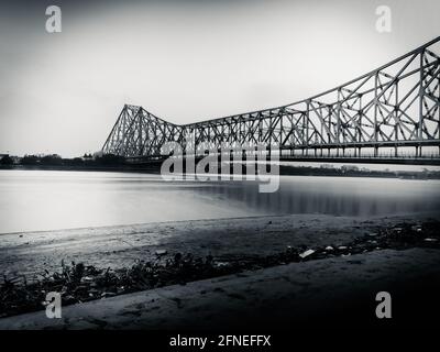 Photo en niveaux de gris du pont Howrah au-dessus de la rivière Hooghly dans le Bengale occidental, Inde Banque D'Images