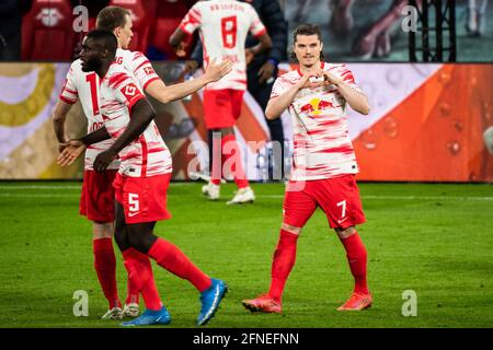 Leipzig, Allemagne. 16 mai 2021. Marcel Sabitzer (R) de Leipzig célèbre son score lors d'un match allemand de Bundesliga entre RB Leipzig et VfL Wolfsburg à Leipzig, Allemagne, le 16 mai 2021. Credit: Kevin Voigt/Xinhua/Alay Live News Banque D'Images