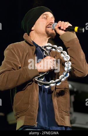 Tim Booth, chanteur principal de James, se présentant au festival Wychwood, au Royaume-Uni. 9 juin 2012 Banque D'Images