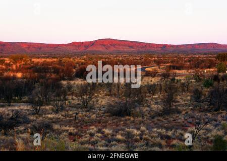 Les couleurs du coucher du soleil sur Kings Canyon, capturées dans une zone d'observation du Kings Canyon Resort dans le territoire du Nord, en Australie Banque D'Images