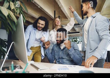 Une équipe d'affaires joyeuse célèbre la victoire de l'entreprise Banque D'Images