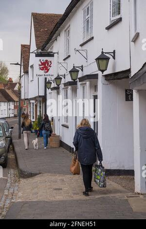 Les gens passent devant le Lower Red Lion, un pub proposant un hébergement en chambre d'hôtes. Fishpool Street, St. Albans, Hertfordshire, Angleterre, Royaume-Uni Banque D'Images