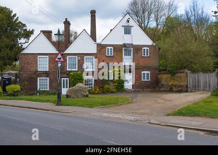 Kingsbury Watermill, un ancien moulin à eau sur la rivière Ver à St Albans, dans le Hertfordshire, qui abrite maintenant le restaurant Waffle House. Angleterre, Royaume-Uni Banque D'Images